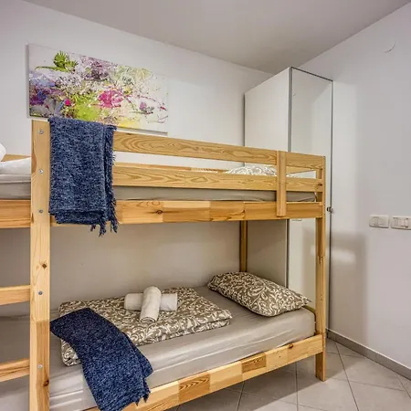 Apartma Modern Deni- Terrace & Private Parking - Happy *