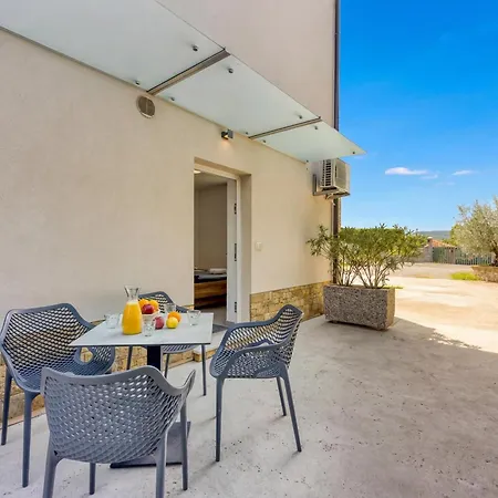Apartman Coastal Countryside Oasis Deni - Happy